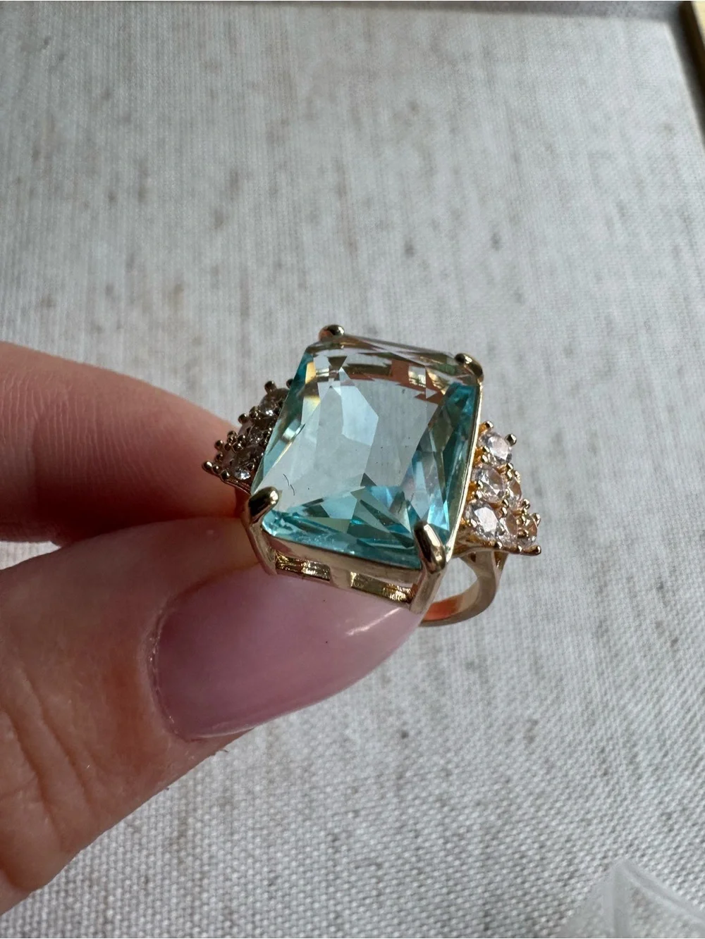 Stunning gold tone ring with blue crystal